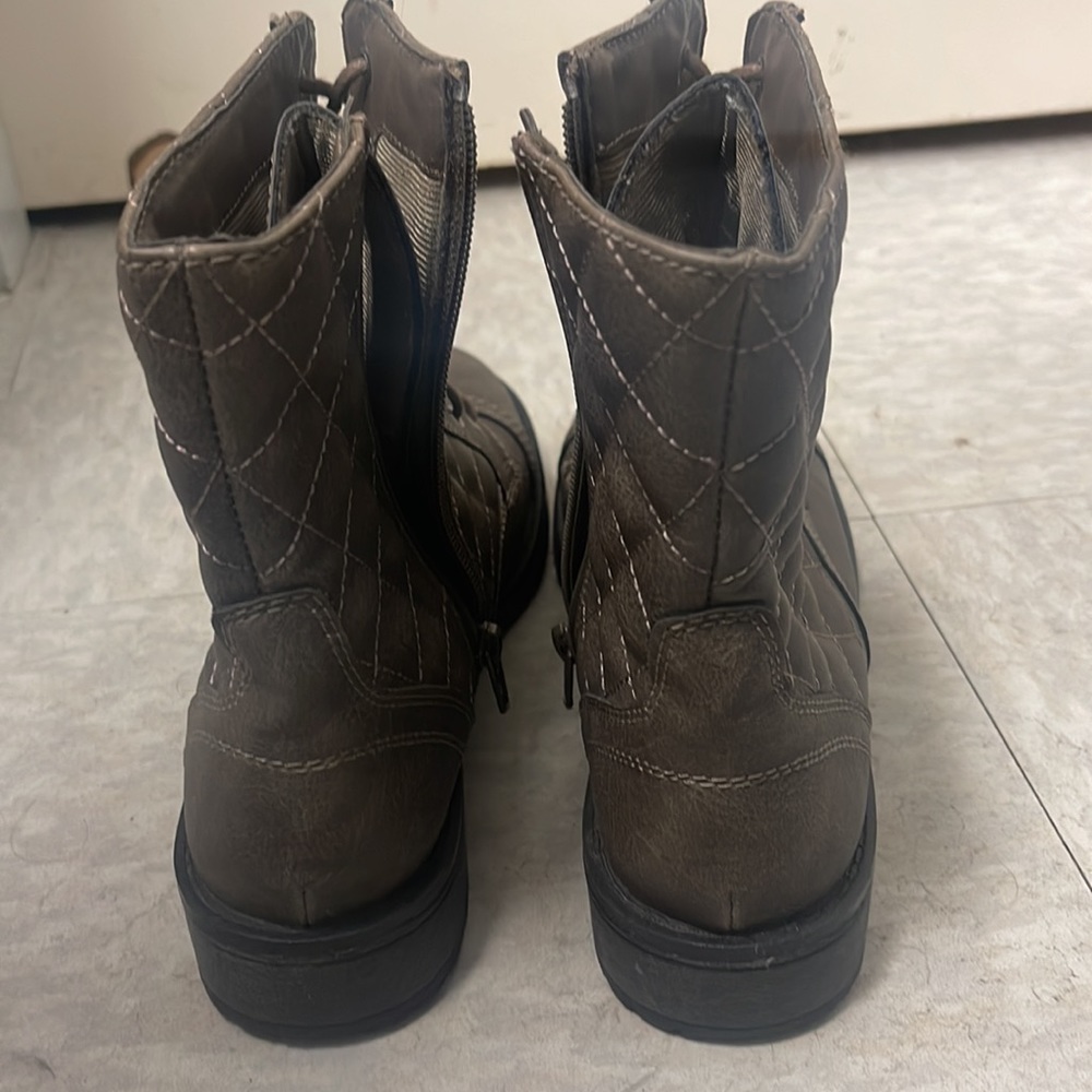 Boots - Picture 4 of 6